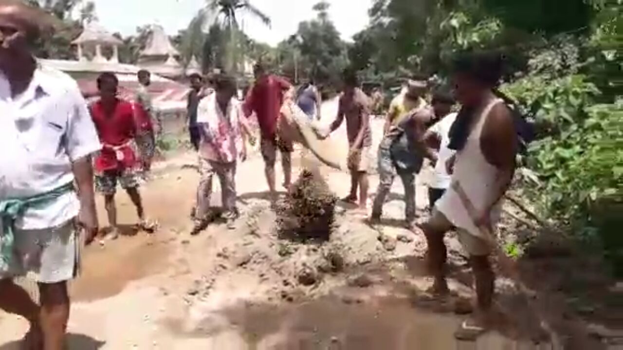 স্বাধীনতা দিৱসক ভ্ৰুকুটি কৰি কামপুৰত দুটা অভিনৱ প্ৰতিবাদ