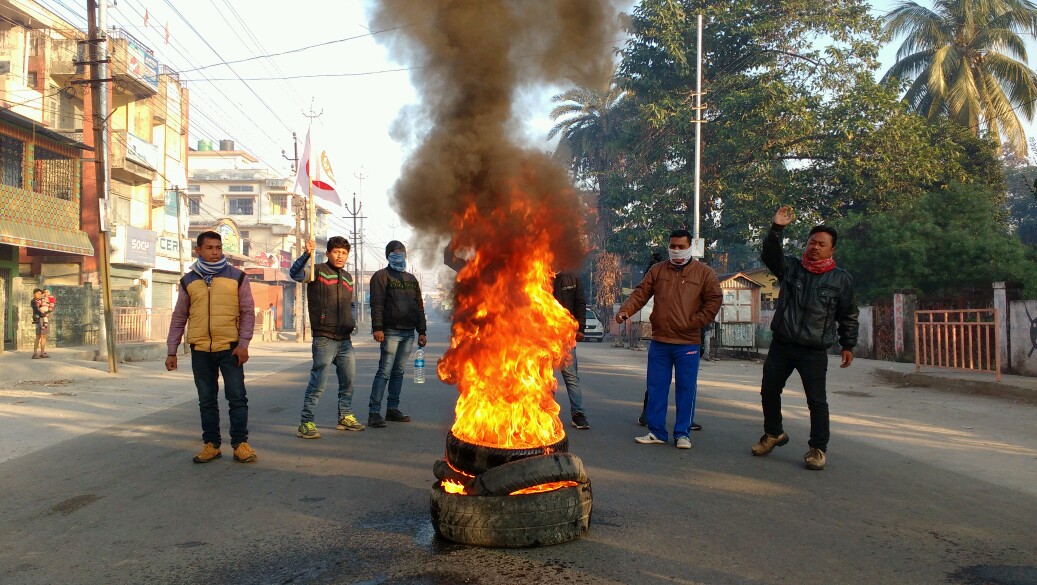 বঙাইগাঁৱত বন্ধ সৰ্বাত্মক : ৰাজপথত টায়াৰ জ্বলাই প্ৰতিবাদ