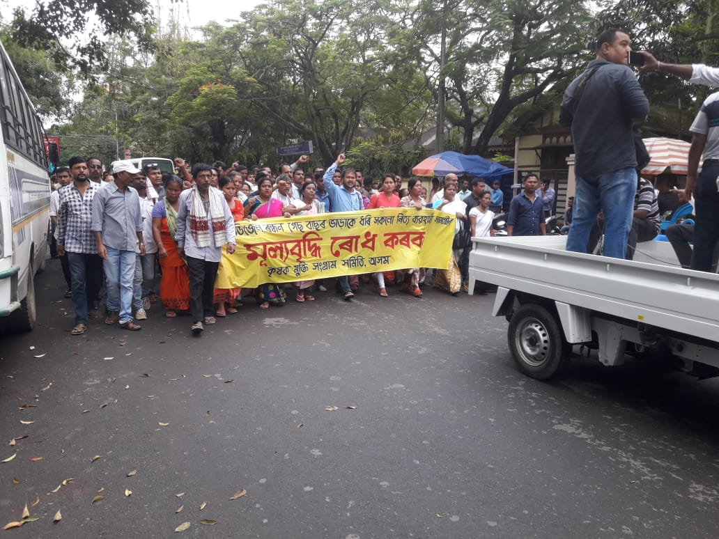 মূল্যবৃদ্ধিৰ ৰোধৰ দাবীত কৃষক মুক্তিৰ মহানগৰীত উত্তাল প্ৰতিবাদ