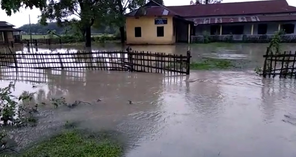 পাগলাদিয়া নদীৰ খহনীয়াত উছন বহু পৰিয়ালৰ ঘৰ-মাটি