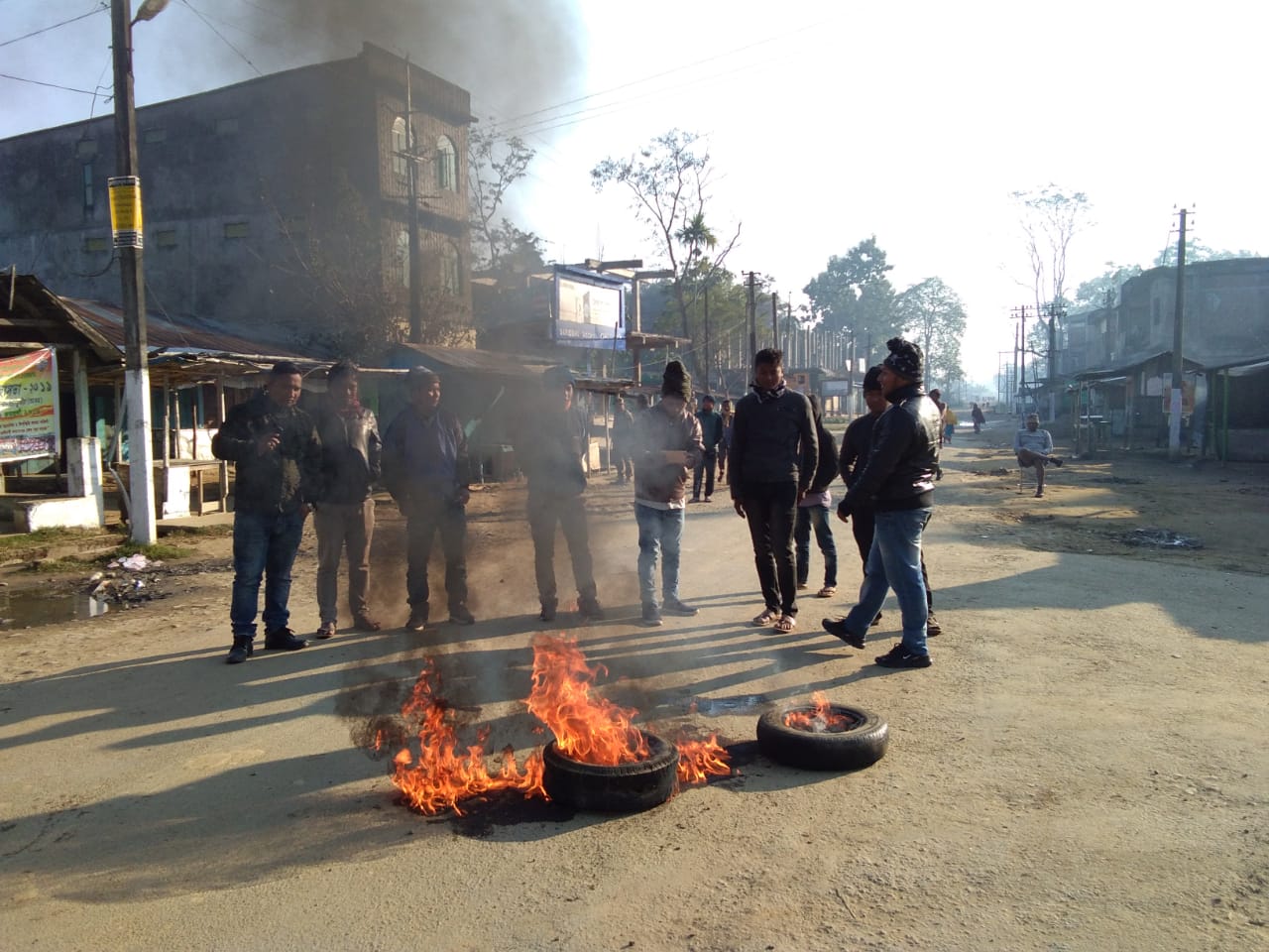 তিনিচুকীয়াত জনশূন্য ৰাজপথ