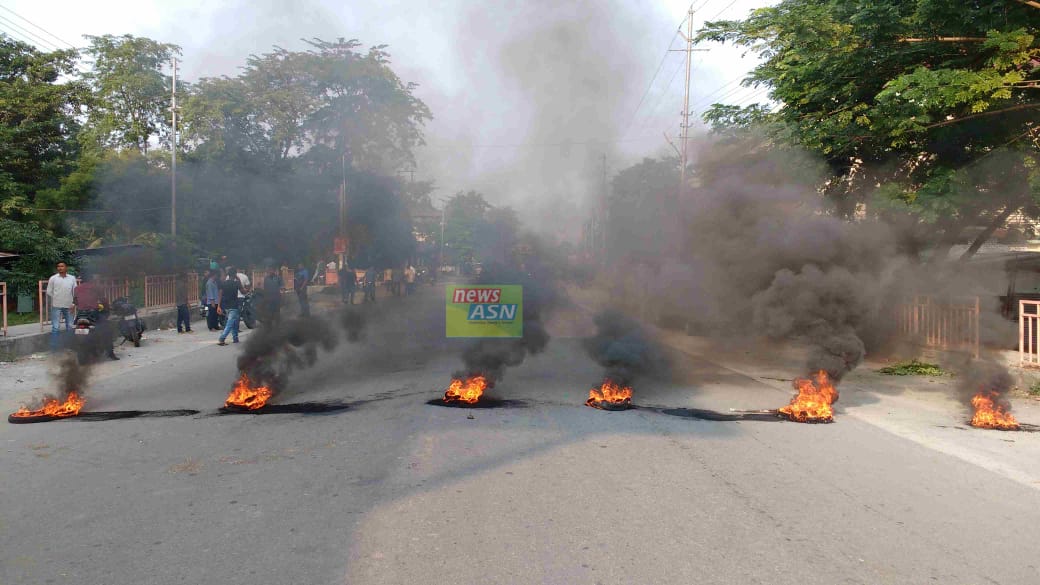 আক্ৰাছু-যুৱ ছাত্ৰ সন্মিলনীৰ অসম বন্ধ : বঙাইগাঁৱত ৰাজপথত টায়াৰ জ্বলাই প্ৰতিবাদ