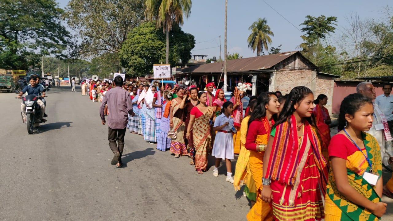 তামুলপুৰ শংকৰদেৱ বিদ্যা নিকেতনৰ ৰূপালী জয়ন্তীৰ সাংস্কৃতিক শোভাযাত্ৰাই মুহিলে ৰাইজক