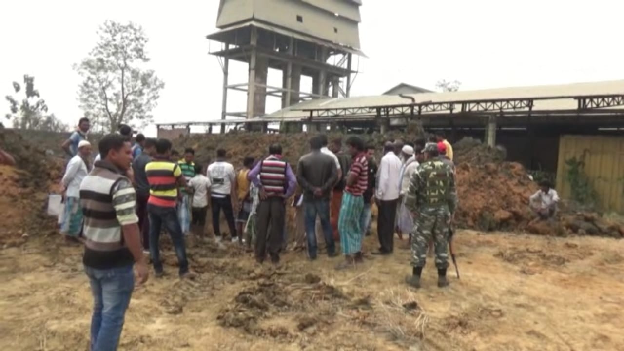 ডবকাৰ জাব্ৰাখোৱাত চিমেণ্ট ফেক্টৰীত অঘটন : ভূমিস্খলনত নিহত ১ শ্ৰমিক, আহত ৩