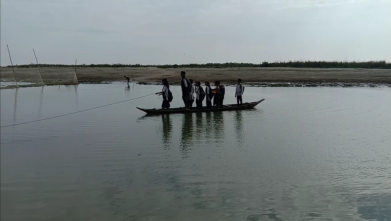 টুলুঙা নাৱেই যাতায়াতৰ একমাত্র ভৰসা নাৰায়ণপুৰৰ ডিক্ৰংমুখবাসীৰ