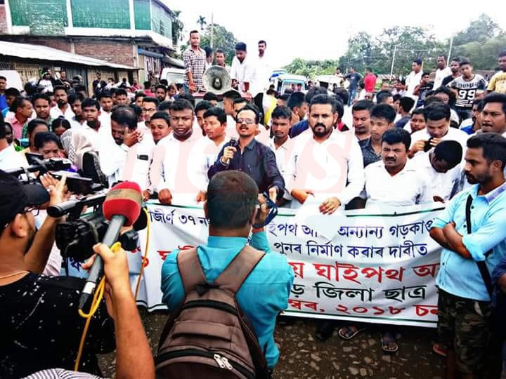 গৃহ জিলাত মুখ্য মন্ত্ৰীৰ বিৰুদ্ধে আছুৰ ক্ষোভ