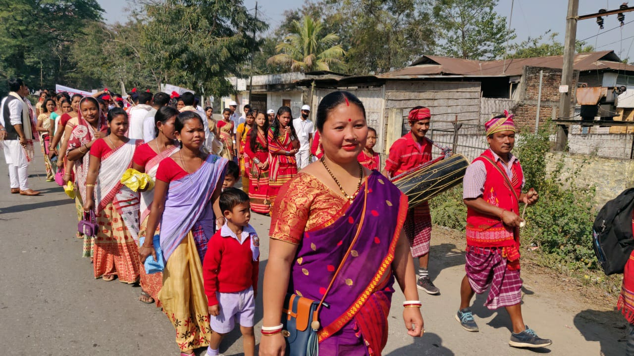 তামুলপুৰ শংকৰদেৱ বিদ্যা নিকেতনৰ ৰূপালী জয়ন্তীৰ সাংস্কৃতিক শোভাযাত্ৰাই মুহিলে ৰাইজক