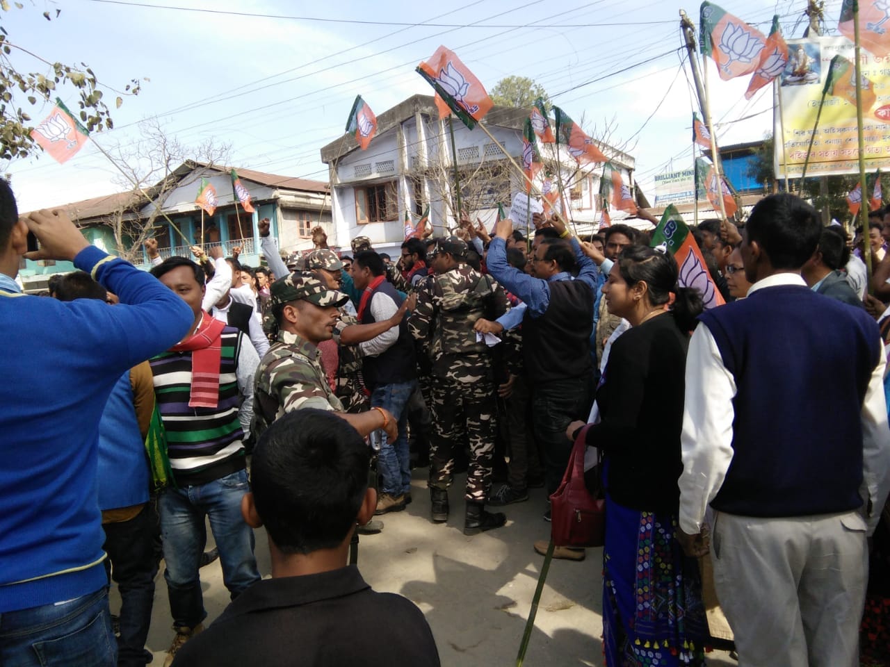 প্ৰতিবাদৰ নামত উত্তপ্ত মাজুলী : সমুখ সমৰত কংগ্ৰেছ-বিজেপি কৰ্মী