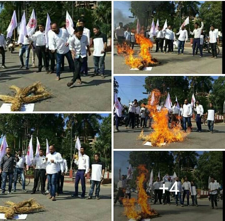 গোলাঘাটত ৰাজ্যৰ শিক্ষামন্ত্ৰী সিদ্ধাৰ্থ ভট্টাচাৰ্যৰ পুত্তলিকা দাহ