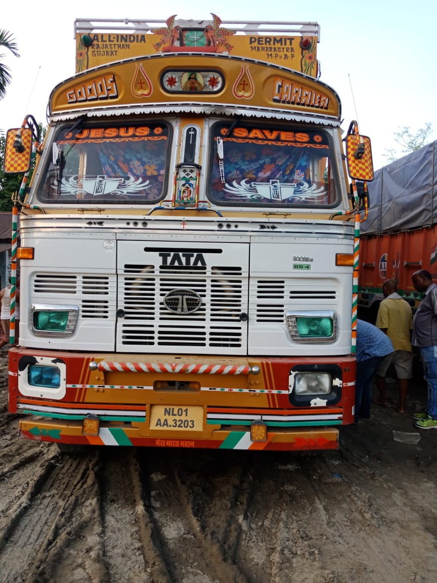 কলিয়াবৰত বৃহৎ পৰিমাণৰ চোৰাং বিলাতী সুৰা জব্দ