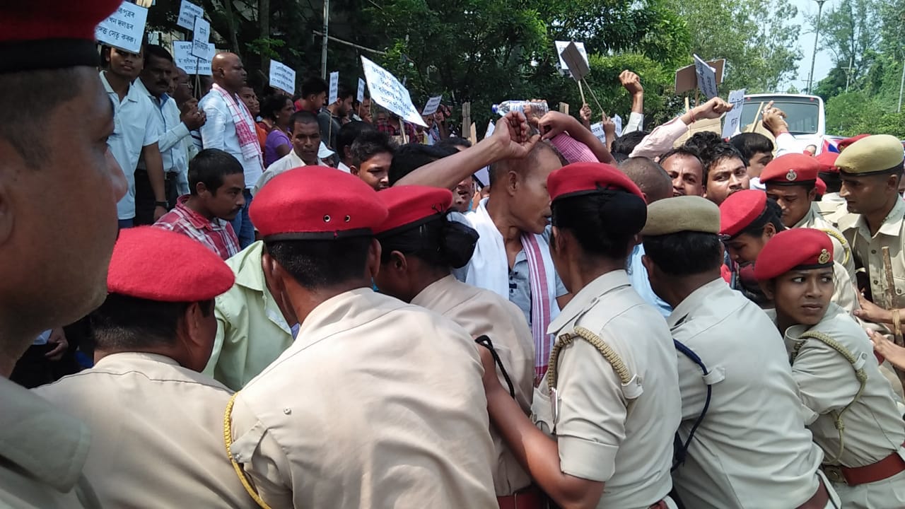 কলিতা জনগোষ্ঠীৰ প্ৰতিবাদী কাৰ্যসূচীত আৰক্ষীৰ বাধাক লৈ উত্তপ্ত পৰিস্থিতি