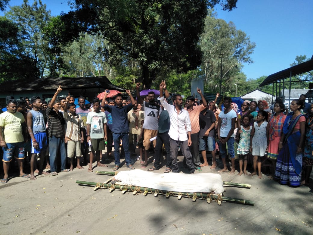 এথলুড চাহ বাগিচাত শ্ৰমিকৰ মৃত্যুক কেন্দ্ৰ কৰি আটছাৰ প্ৰতিবাদ