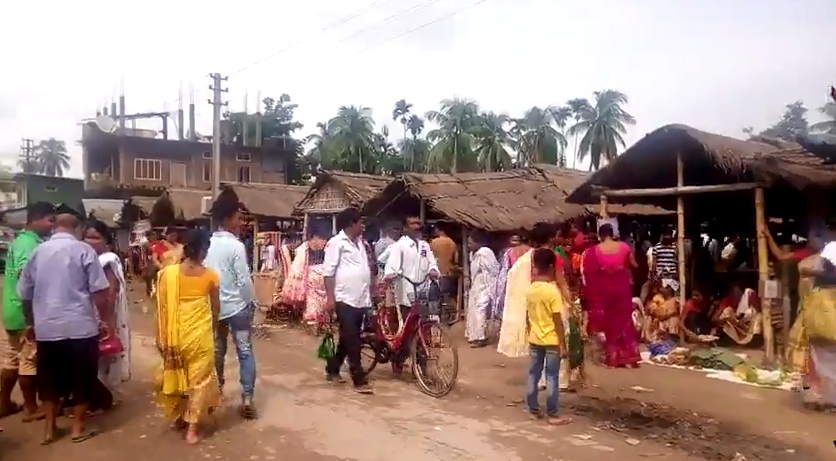 অগতানুগতিক সাপ্তাহিক মহিলা বজাৰ আৰম্ভ হ'ল নগাঁৱৰ ফুলগুৰিত