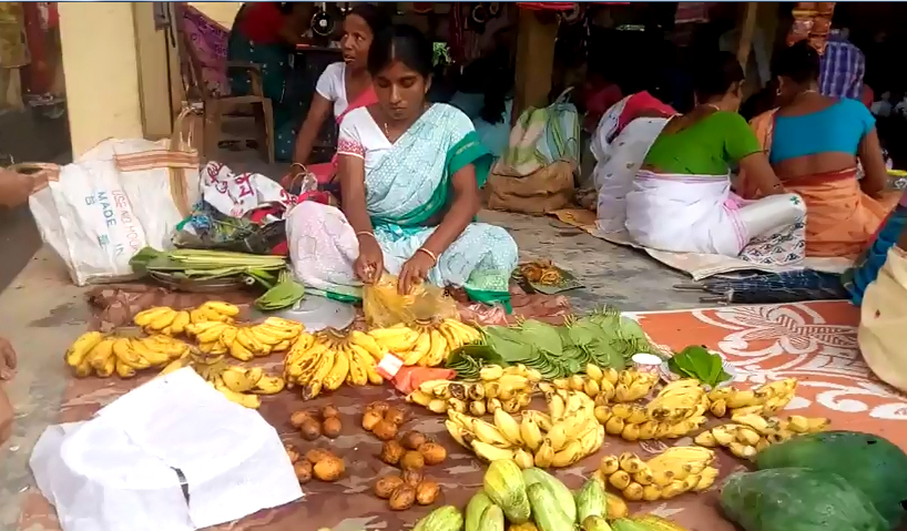 অগতানুগতিক সাপ্তাহিক মহিলা বজাৰ আৰম্ভ হ'ল নগাঁৱৰ ফুলগুৰিত