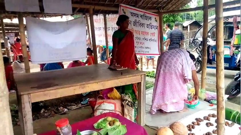 অগতানুগতিক সাপ্তাহিক মহিলা বজাৰ আৰম্ভ হ'ল নগাঁৱৰ ফুলগুৰিত