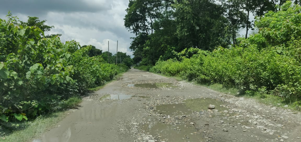 নাগ্ৰীজুলি-বগৰীখুঁটি-মহেন্দ্ৰনগৰ পথৰ দুৰৱস্থা : জীয়াতু ভুগিছে অঞ্চলবাসীয়ে