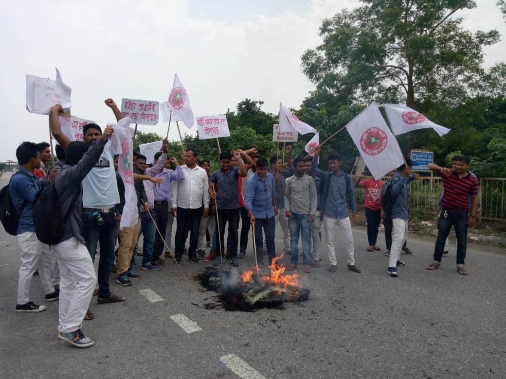 পেট্ৰ'ল-ডিজেলৰ মূল্যবৃদ্ধিৰ প্ৰতিবাদত ৰঙিয়াত পেট্ৰ'লিয়াম মন্ত্ৰীৰ প্ৰতিকৃতি দাহ আছুৰ