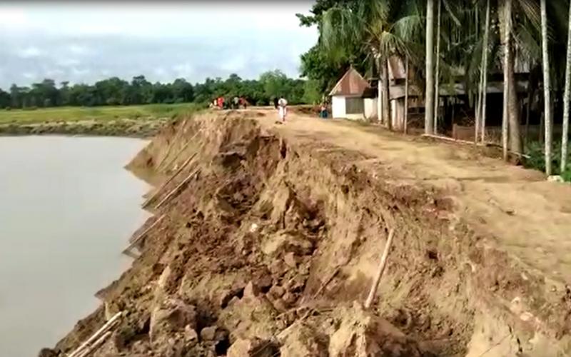 কামপুৰ-কাৰ্বিআংলং সংযোগী পথত কপিলী নদীৰ ব্যাপক খহনীয়া