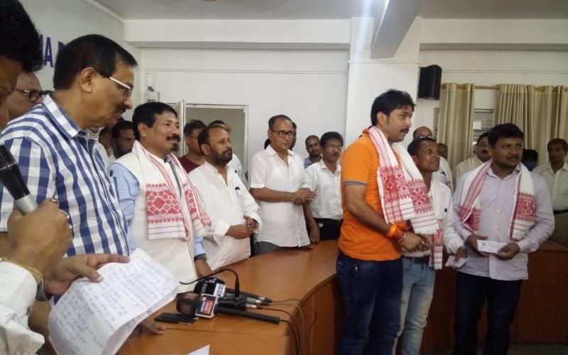 কংগ্ৰেছ নেতা কিশোৰ হাজৰিকাসহ শতাধিক যুৱকৰ অগপত যোগদান