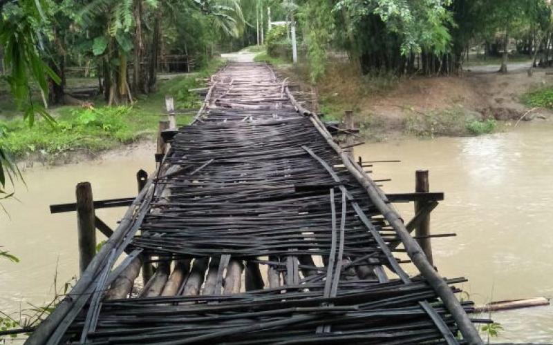 কলাইগাঁৱত বিধ্বস্ত বাঁহৰ দলঙেৰে বিপদসংকুল যাতায়াত