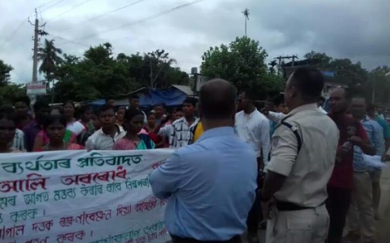 বিতৰ্কিত আৰক্ষী বিষয়াৰ স্বেচ্ছাচাৰিতাৰ বিৰুদ্ধে ধোদৰ আলি অৱৰোধ