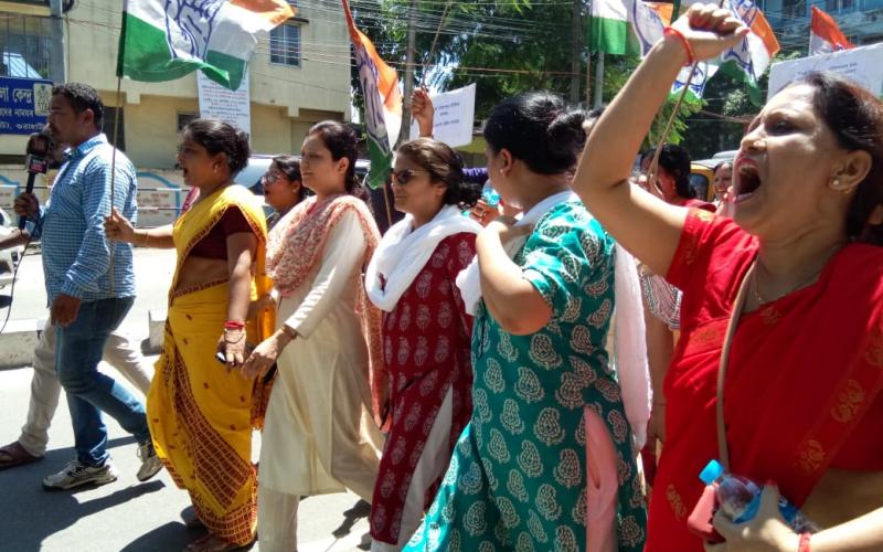 ৰাজেন গোঁহাইক গ্ৰেপ্তাৰৰ দাবীত মহানগৰীত মহিলা কংগ্ৰেছৰ প্ৰতিবাদী সমদল
