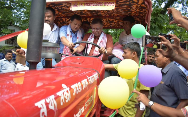 দৰং জিলাত ৰাজসাহায্যযুক্ত ট্ৰেক্টৰ বিতৰণী অনুষ্ঠানত মন্ত্ৰী সিদ্ধাৰ্থ ভট্টাচাৰ্য