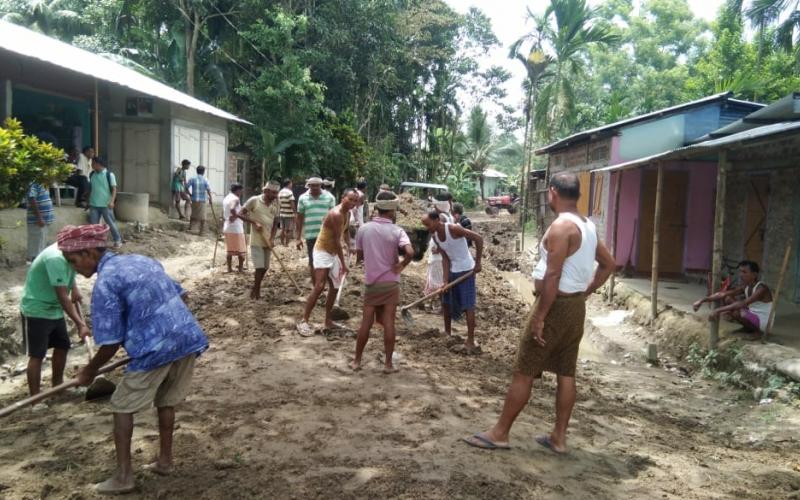 কলাইগাঁৱত ৰাইজে নিৰ্মাণ কৰিলে বিধ্বস্ত পথ