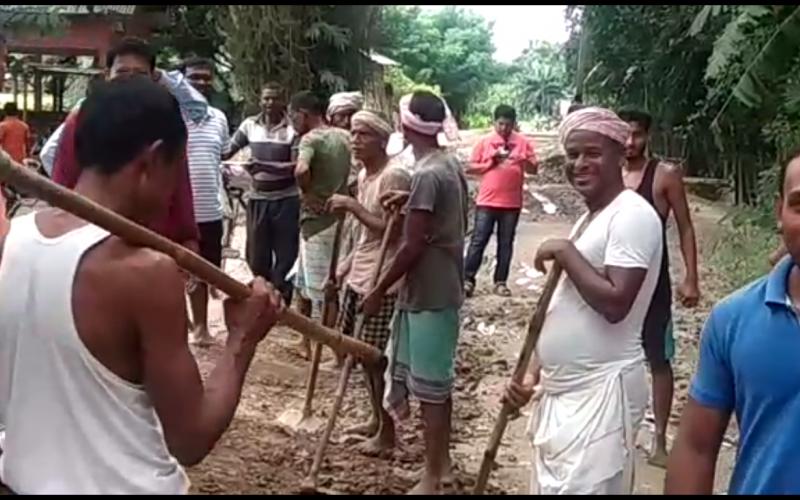 স্বাধীনতা দিৱসত বিধ্বস্ত পথ মেৰামতিৰে প্ৰতিবাদত নামিল কলাইগাঁৱৰ ৰাইজ