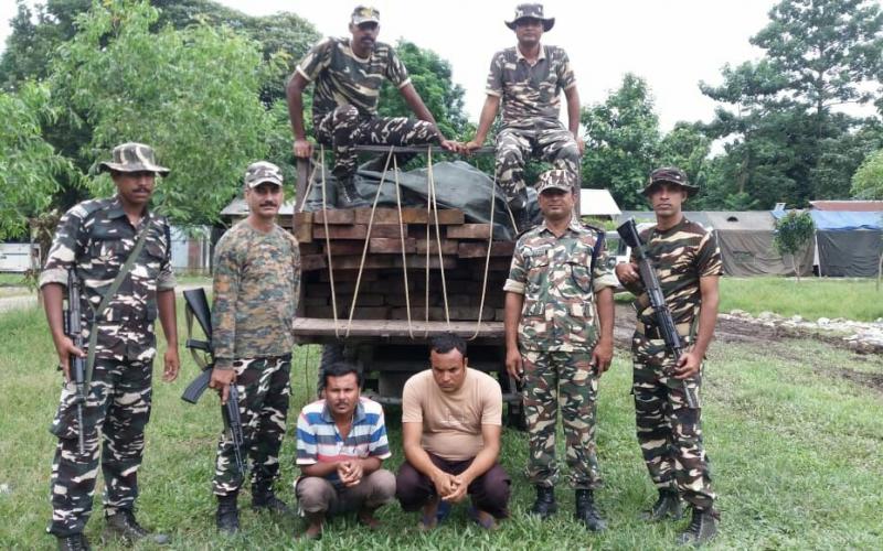 তামুলপুৰৰ পাটকীজুলিত দুই লক্ষাধিক টকাৰ কাঠভৰ্তি গাড়ী জব্দ