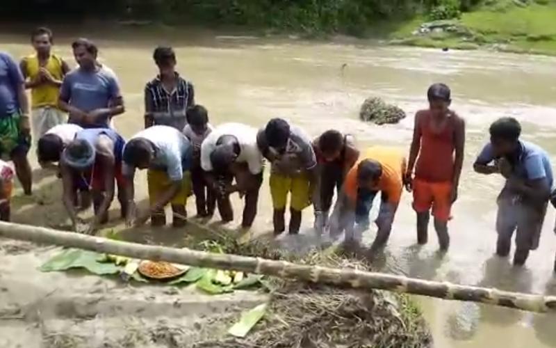 ওদালগুৰিত পূজা-অৰ্চনাৰে বাঁহৰ দলং নিৰ্মাণৰ প্ৰস্তুতি