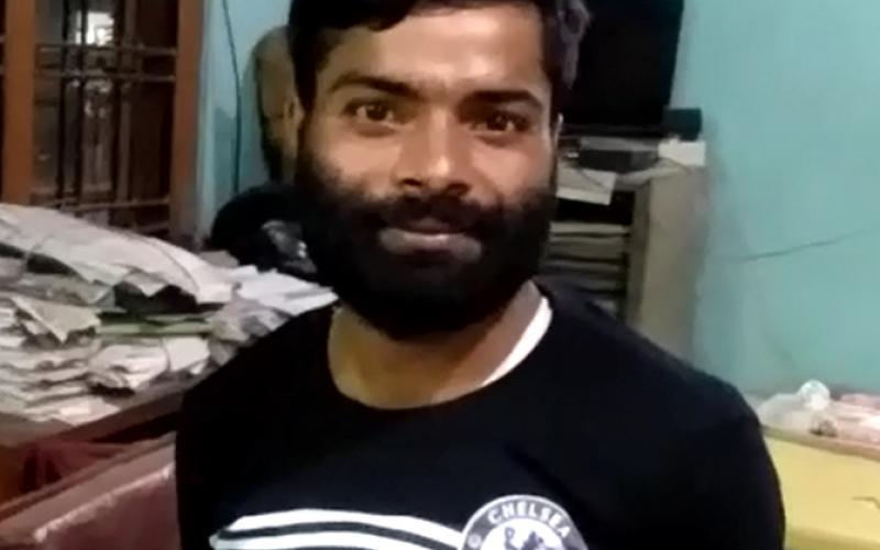 কচুৱাত প্ৰৱঞ্চক আটক নগাঁৱৰ কচুৱাৰ গেৰজাইপামৰ পৰা এজন প্ৰৱঞ্চক আটক । ৰাইজৰ সহযোগত আৰক্ষীয়ে আটক কৰে প্ৰৱঞ্চকটোক । ধৃত প্ৰৱঞ্চকটোৰ নাম দিলদাৰ হুছেইন । যোৱা আগষ্ট মাহত অশোক সাহা নামৰ এজন লোকৰ পৰা সোণ বিক্ৰীৰ প্ৰলোভন দেখুৱাই ধন লুট কৰিছিল দিলদাৰ আৰু আন দুজন সহযোগীয়ে । ঘটনাটোত জড়িত এজন লোক বৰ্তমানেও পলাতক । অশোক সাহাই নগাঁৱৰ হয়বৰ গাঁও থানাত দিয়া অভিযোগ অনুসৰি দিলদাৰ আৰু আন দুজন সহযোগীৰ বিৰুদ্ধে ভাৰতীয় দণ্ডবিধি আইনৰ গোচৰ নং নং২৬৩৬/১৮ আৰু ৪২০/৩৪ ধাৰাত এটো গোচৰ পঞ্জীয়ন হৈছে ।