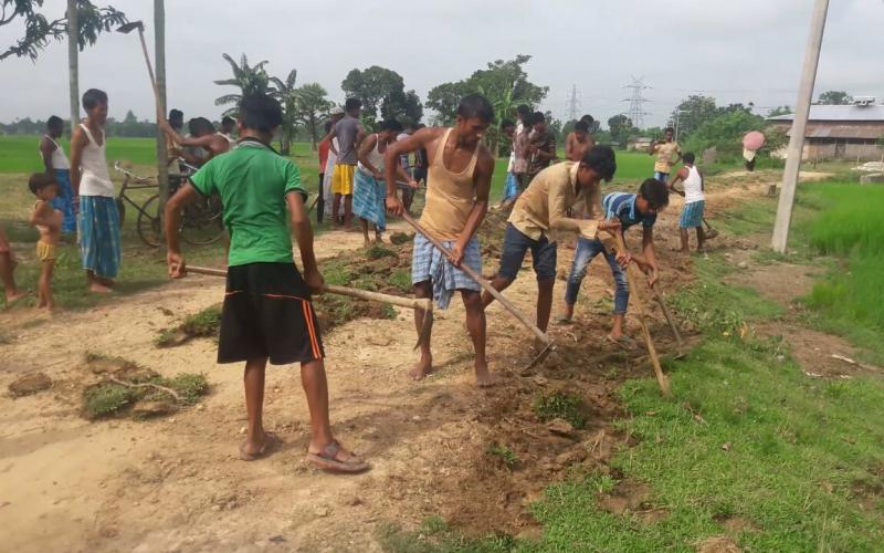 বঢ়মপুৰত ৰাইজ-যুৱ কংগ্ৰেছীয়ে মেৰামতি কৰিলে পথ