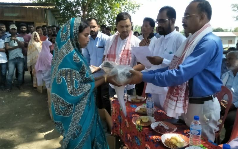 বৰক্ষেত্ৰীত সৌভাগ্য আঁচনিৰ বৈদ্যুতিক মিটাৰ বিতৰণ বিধায়ক নাৰায়ণ ডেকাৰ