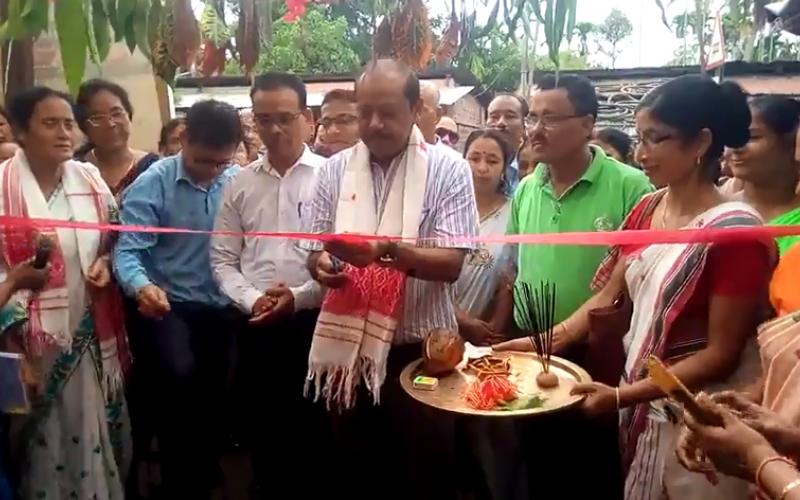 অগতানুগতিক সাপ্তাহিক মহিলা বজাৰ আৰম্ভ হ'ল নগাঁৱৰ ফুলগুৰিত