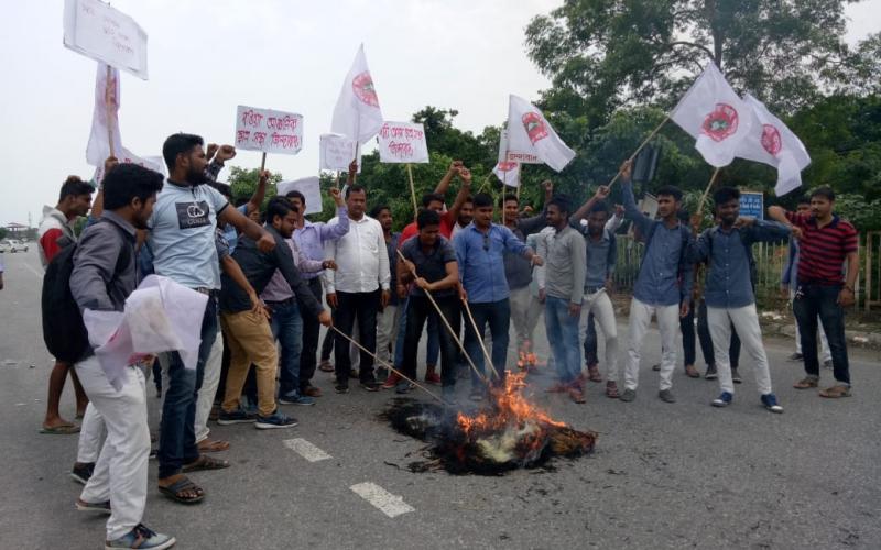 পেট্ৰ'ল-ডিজেলৰ মূল্যবৃদ্ধিৰ প্ৰতিবাদত ৰঙিয়াত পেট্ৰ'লিয়াম মন্ত্ৰীৰ প্ৰতিকৃতি দাহ আছুৰ