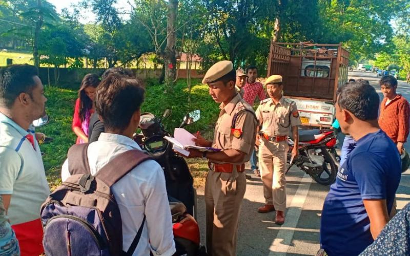 তামুলপুৰত অবৈধ যান-বাহনৰ বিৰুদ্ধে অভিযান : অৰ্ধলক্ষাধিক টকা জৰিমনা সংগ্ৰহ