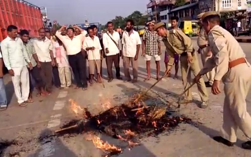 ৰহাত মুখ্য মন্ত্ৰীৰ পুত্তলিকা দাহ কৃষক মুক্তিৰ