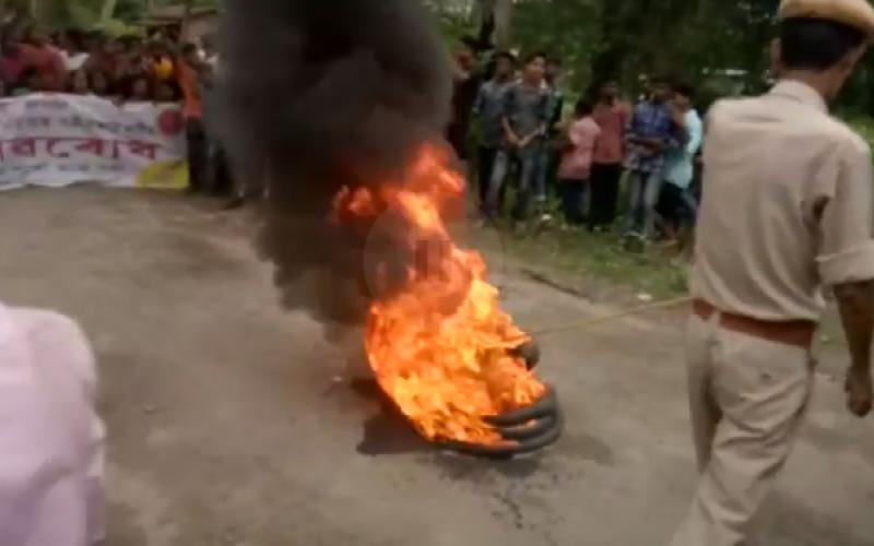 তামুলপুৰ-ঘগ্ৰাপাৰ পথ উন্নয়মনৰ দাবীত পথ অৱৰোধ কাৰ্যসূচী