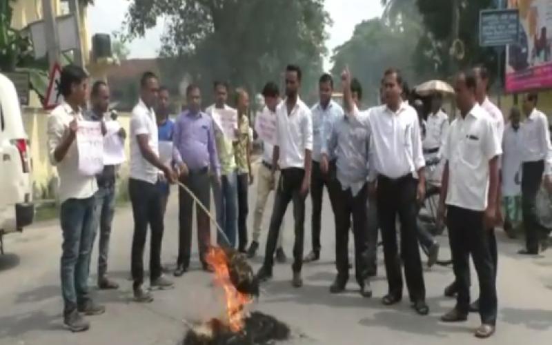 মঙলদৈত যোগ নিৰীক্ষক সতীনাথ বাৰালৰ পুত্তলিকা দাহ আছু-যুৱ ছাত্ৰ পৰিষদৰ