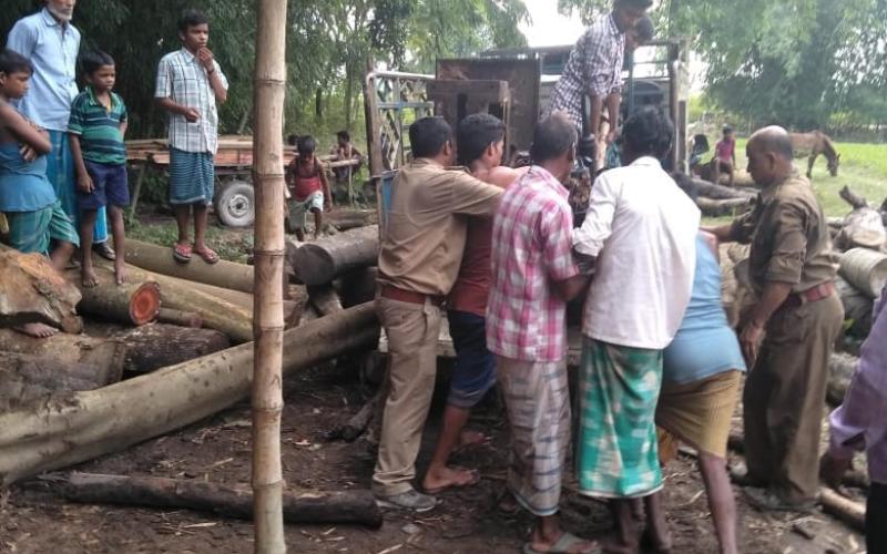দৰঙত ৬টা অবৈধ কাঠফলা মেচিনসহ ১০খন অবৈধ বালি কঢ়িওৱা গাড়ী জব্দ