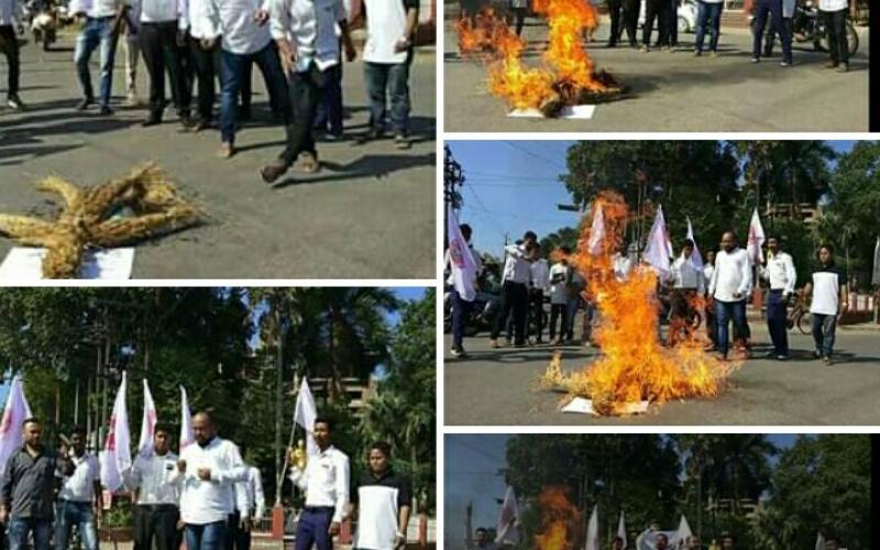 গোলাঘাটত ৰাজ্যৰ শিক্ষামন্ত্ৰী সিদ্ধাৰ্থ ভট্টাচাৰ্যৰ পুত্তলিকা দাহ