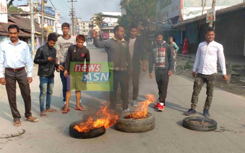 আক্ৰাছু-যুৱ ছাত্ৰ সন্মিলনীৰ অসম বন্ধ : বঙাইগাঁৱত ৰাজপথত টায়াৰ জ্বলাই প্ৰতিবাদ