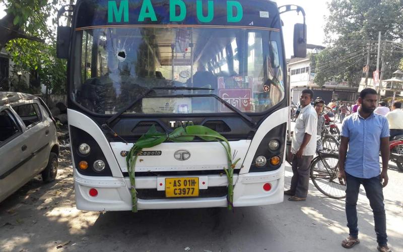 ৰাজ্যৰ বিভিন্ন প্ৰান্তত অসম বন্ধৰ মিশ্ৰিত প্ৰভাৱ : বৰপেটাৰোডত বিবাহযাত্ৰীৰ বাছত শিলগুটি নিক্ষেপ