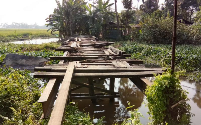 গহপুৰত গ্ৰামোন্নয়নৰ নমুনা : যাতায়াতত দীৰ্ঘদিনীয়া যাতনা মুঢ়ানি গাঁৱৰ ৰাইজৰ