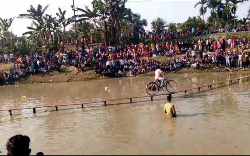 নগাঁৱত ব্যতিক্ৰমী চাইকেল চালনা প্ৰতিযোগিতা