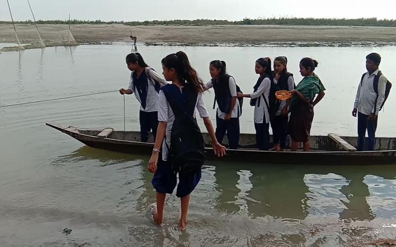 টুলুঙা নাৱেই যাতায়াতৰ একমাত্র ভৰসা নাৰায়ণপুৰৰ ডিক্ৰংমুখবাসীৰ