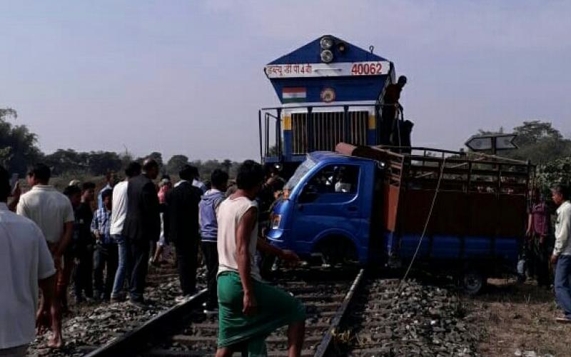 চিৰাঙৰ ডাংতলত তীব্ৰবেগী ৰে'লে মহতিয়ালে টাটা মেজিক :নিহত ২, আহত ৩