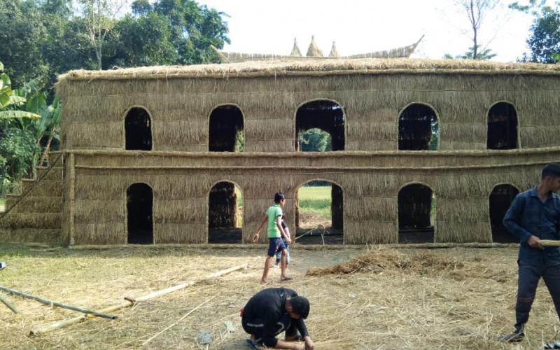 ভোগালীক আদৰাৰ ব্যাপক প্ৰস্তুতি : ৰংঘৰৰ আৰ্হিত ভেলাঘৰ নিৰ্মাণত ব্যস্ত মাজুলীৰ যুৱক