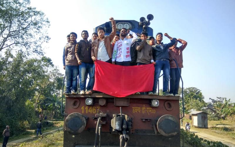 সোণাৰিৰ সাপেখাতীত ৰে'ল অৱৰোধ : বন্ধৰ প্ৰভাৱ সৰ্বাত্মক